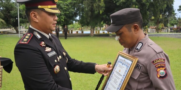 Kapolres Halut Beri Piagam Penghargaan Kepada Personel pengaduan pelayanan terbaik