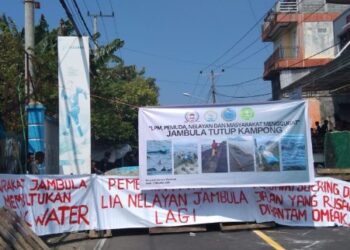 Sampaikan Protes, Warga Jambula Ternate Blokade Jalan Utama
