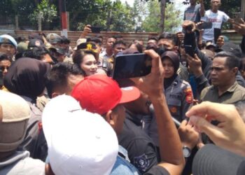 Temui Warga Jambula yang Blokade Jalan, Ini Janji Gubernur Sherly Tjoanda