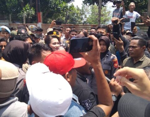 Temui Warga Jambula yang Blokade Jalan, Ini Janji Gubernur Sherly Tjoanda