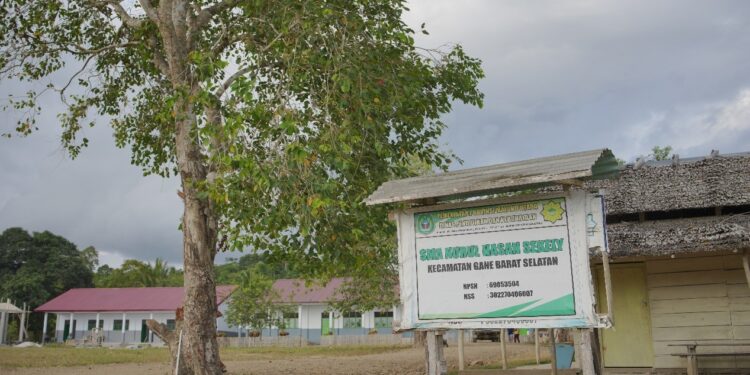 GMM Buka Akses Pendidikan Lewat Perbaikan Infrastruktur dan Beasiswa di Halsel