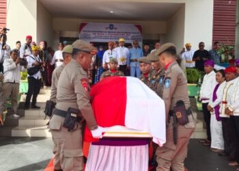 Bupati Halut Gelar Upacara Pelepasan Jenazah Sang ” Pengurai Benang Kusut”