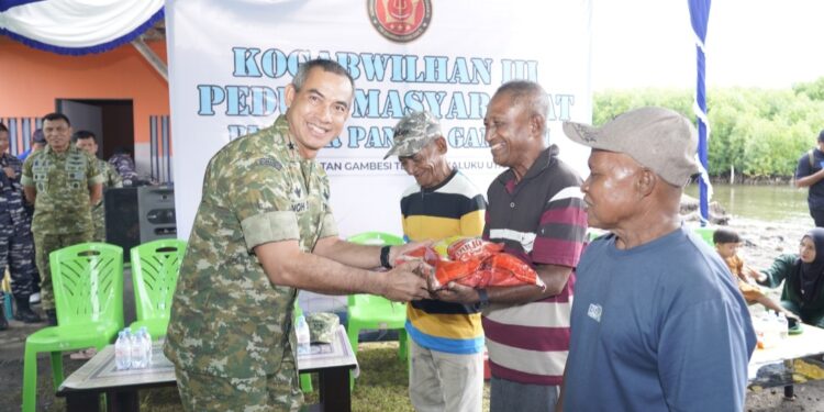 Danrem 152/Baabullah Dampingi Kas Kogabwilhan III Berbagi Kasih di Malut