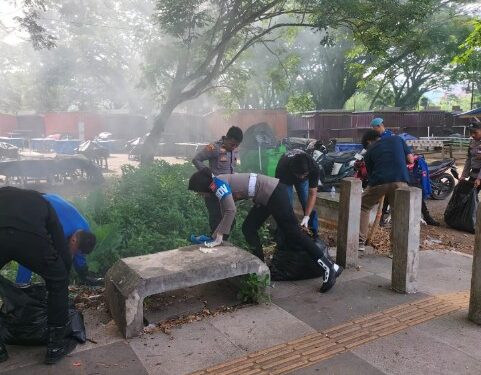 Peduli Lingkungan, Personel Pos Terpadu Operasi Lilin Kieraha 2025 Gelar Kerja Bakti