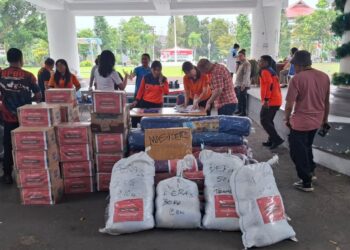 Telkomsel Serahkan CSR Bantuan Logistik ke Korban Banjir Bandang di Pulau Siau