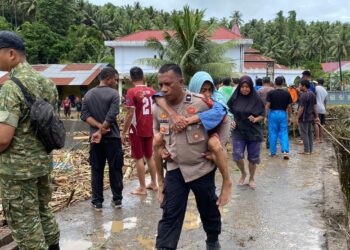 Banjir Rendam Sejumlah Desa di Kecamatan Ibu, Polisi Gerak Cepat Bantu Evakuasi Warga