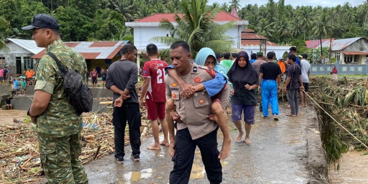 Banjir Rendam Sejumlah Desa di Kecamatan Ibu, Polisi Gerak Cepat Bantu Evakuasi Warga