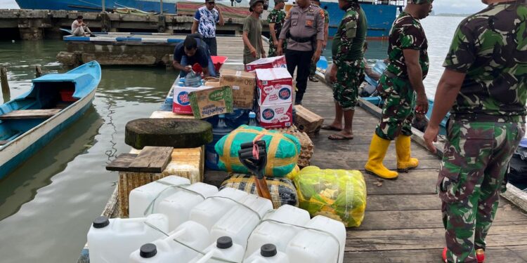 TNI–Polri Salurkan Bantuan Sembako dari PT VPOL untuk Warga Terdampak Banjir di Loloda