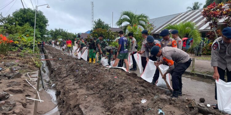 Polisi Bahu-Membahu Bangun Tanggul Darurat Demi Lindungi Warga Doitia