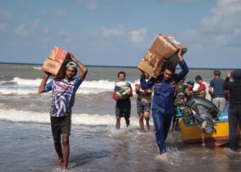 KRI Dorang-874 Bermuatan Logistik Tiba di Pantai Desa Doitia