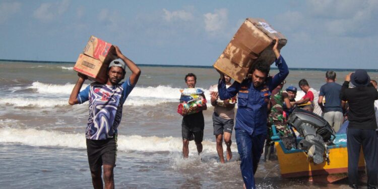KRI Dorang-874 Bermuatan Logistik Tiba di Pantai Desa Doitia