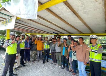 Ditlantas Polda Malut Beri Imbauan Keselamatan dan Kartu Anggota Komunitas ke Pengemudi Ojek