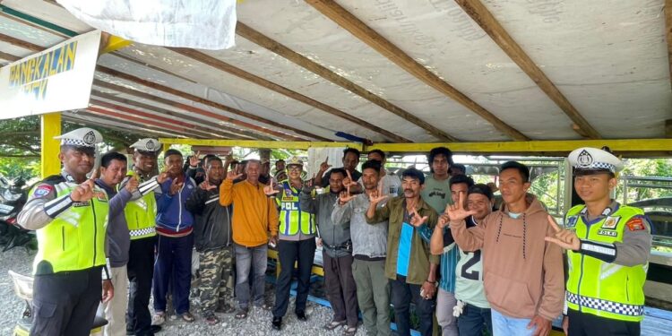 Ditlantas Polda Malut Beri Imbauan Keselamatan dan Kartu Anggota Komunitas ke Pengemudi Ojek