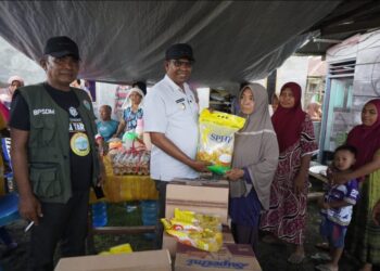 Kunjungi Empat Posko, Wabup Serahkan Bantuan Korban Banjir di Galela Selatan