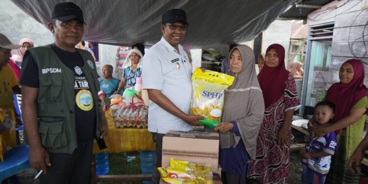 Kunjungi Empat Posko, Wabup Serahkan Bantuan Korban Banjir di Galela Selatan