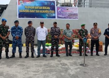 TNI AL Salurkan Sembako Gunakan KRI Tatihu