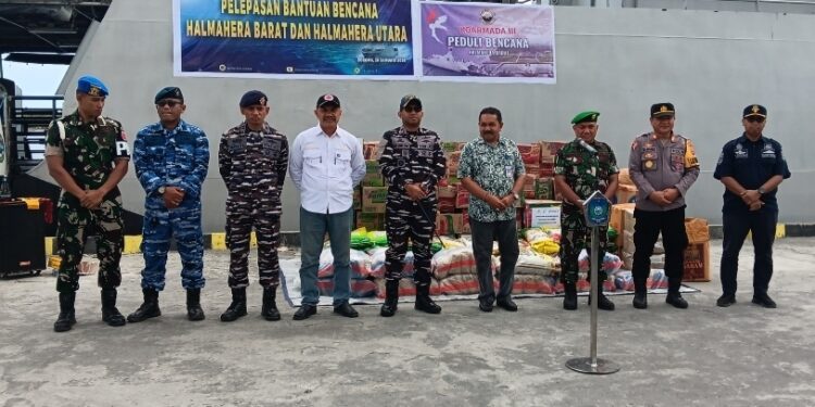 TNI AL Salurkan Sembako Gunakan KRI Tatihu