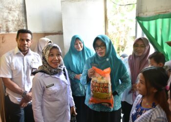 TP PKK Malut Salurkan Bantuan GENTING untuk Tiga KRS di Oba Utara