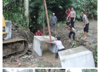 Polres Halteng Bangun Jembatan Darurat Menuju Lahan Pemakaman Desa Wedana