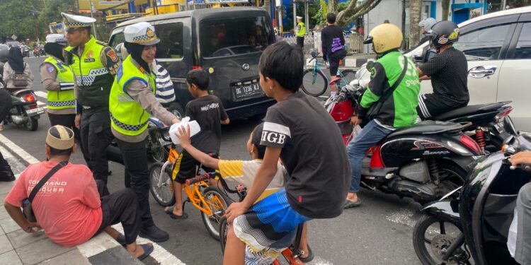 Berkah Ramadhan, Satlantas Polres Ternate Gelar Polantas Menyapa dan Berbagi Takjil