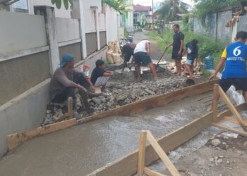 Warga Toboleu Ternate, Swadaya Bangun Plat Saluran Jalan