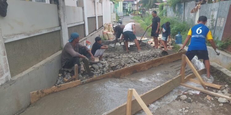 Warga Toboleu Ternate, Swadaya Bangun Plat Saluran Jalan