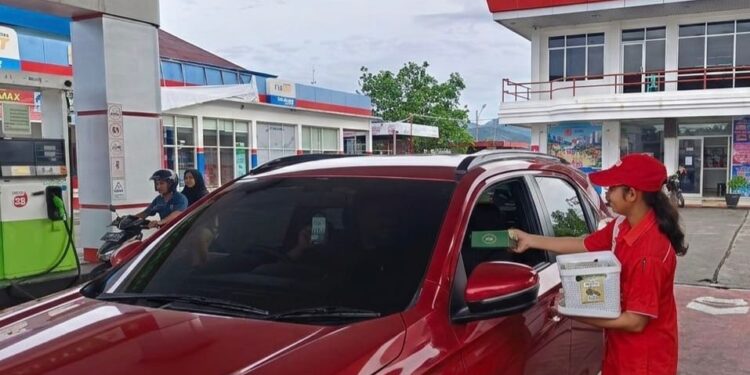 Pertamina Bagikan Takjil Gratis di Sejumlah SPBU Malut Selama Bulan Suci Ramadan