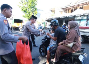 Polres Ternate Bagikan Takjil ke Masyarakat