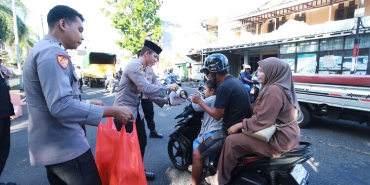 Polres Ternate Bagikan Takjil ke Masyarakat