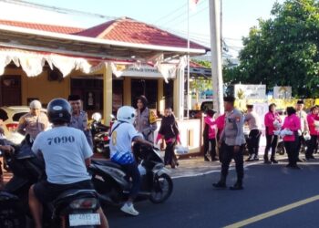 Wujud Kepedulian Ramadan, Polsek Ternate Selatan Bersama Bhayangkari Bagikan Takjil Gratis