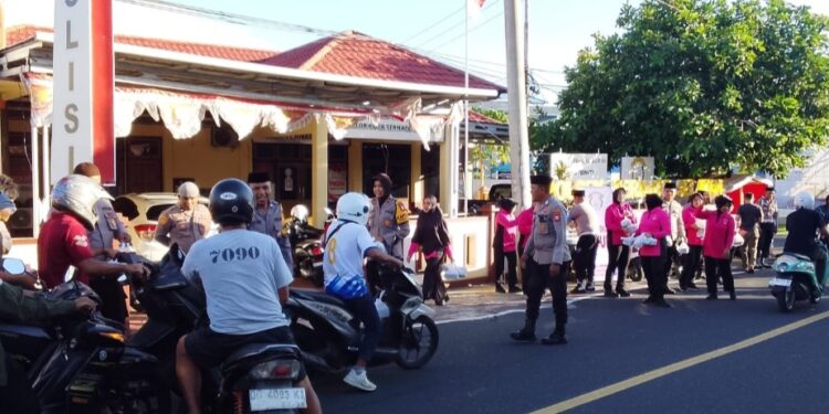 Wujud Kepedulian Ramadan, Polsek Ternate Selatan Bersama Bhayangkari Bagikan Takjil Gratis