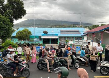 Karyawan Kecamatan Ternate Utara Bagikan Ratusan Takjil ke Pengendara di Bulan Ramadan